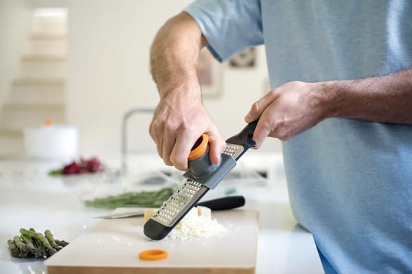 Fiskars groft rivejern til ost og chokolade, sort