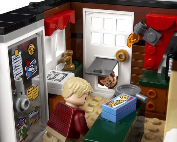 LEGO 21330 Ideas - Ensam hemma