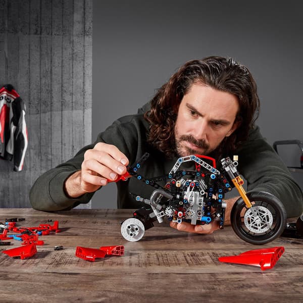 LEGO Technic Ducati Panigale V4 R (42107)