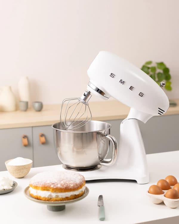 Smeg SMF05WHEU 1000W yleiskone