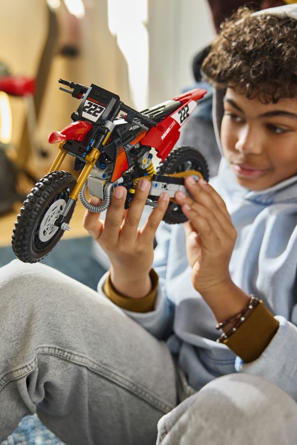 LEGO Technic 42238 Ducati Desmo450 MX Factory motorcykel