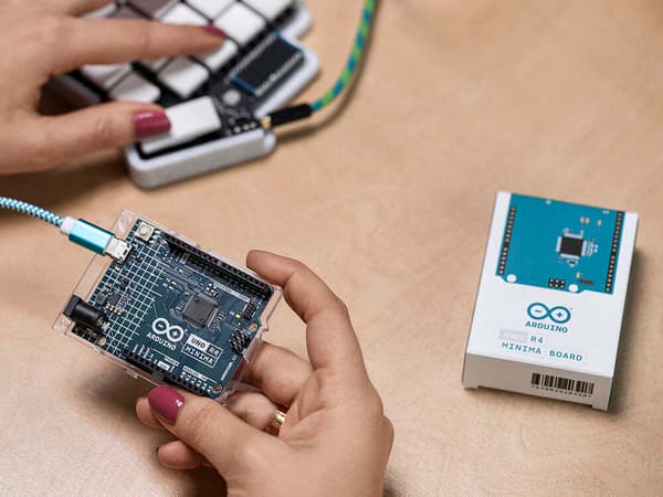 Arduino Uno Rev4 Minima utvecklingsplattform