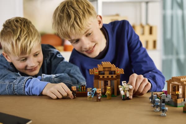 LEGO Minecraft 21596 - Angreppet på främlingbyn