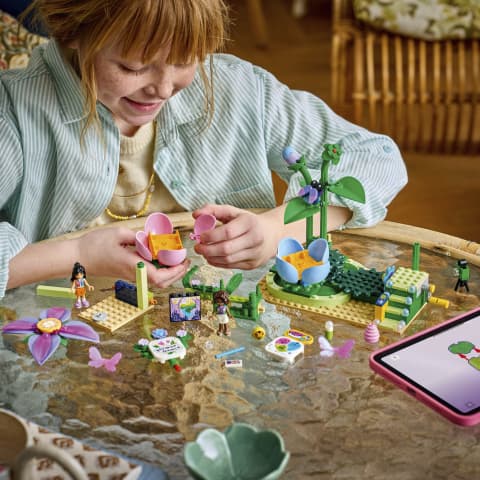 LEGO Friends 42702 – Tekopparkarusell dekorerad med blommor och feer