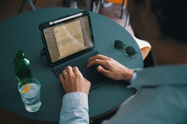 Targus VersaVu Bluetooth-tangentbordsetui, iPad Pro 13" M4