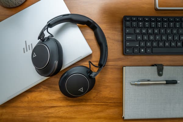 Poly Voyager Surround 80 UC - USB-C-headset med mikrofon + USB-C-/A-adapter, Microsoft Teams-certifierad (8G7U0AA)