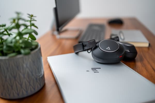 Poly Voyager Surround 80 UC - USB-C-headset med mikrofon + USB-C-/A-adapter, Microsoft Teams-certifierad (8G7U0AA)