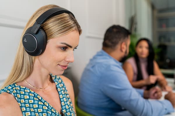 Poly Voyager Surround 85 UC - USB-C-headset + USB-C-/A-adapter + laddningsställ (8G7T8AA)