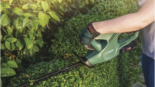 Bosch EasyHedgeCut 18-45 batterihäcksax, med 2,0 Ah batteri