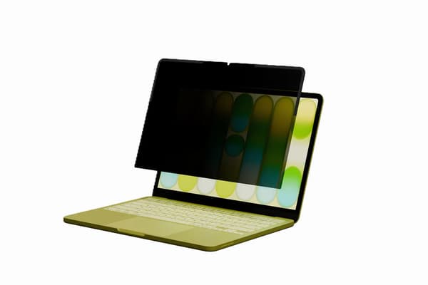 Hyper® HyperShield Magnetiskt integritetsskydd för MacBook Neo 13"