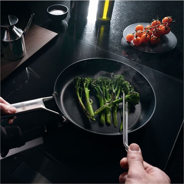 Fiskars Taiten OH stekpanna, 24 cm
