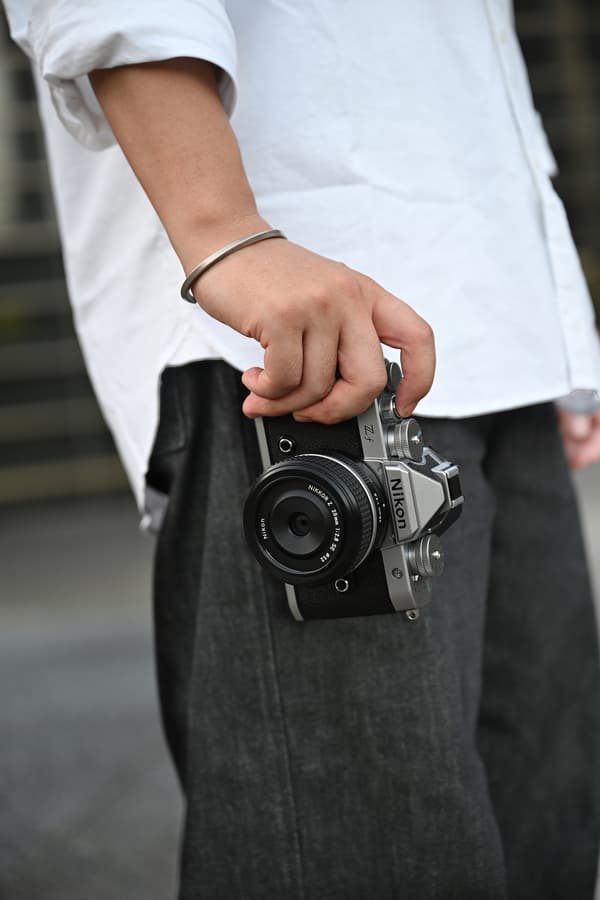 Nikon Z f systemkamera, silver + 24-70 mm f/4 objektiv
