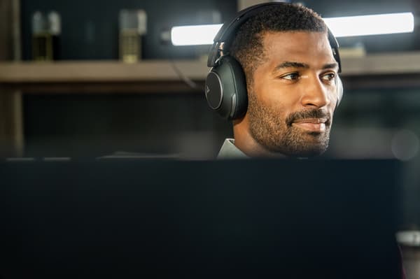 Poly Voyager Surround 85 UC - USB-C-headset + USB-C-/A-adapter + laddningsställ (8G7T8AA)
