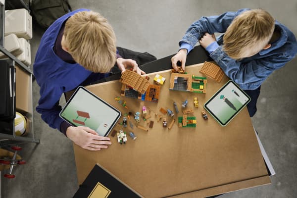 LEGO Minecraft 21596 - Angreppet på främlingbyn