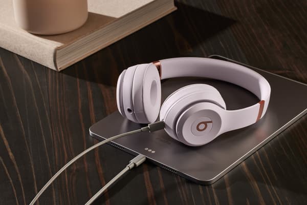 Beats Solo 4 -Bluetooth-hörlurar, puderrosa