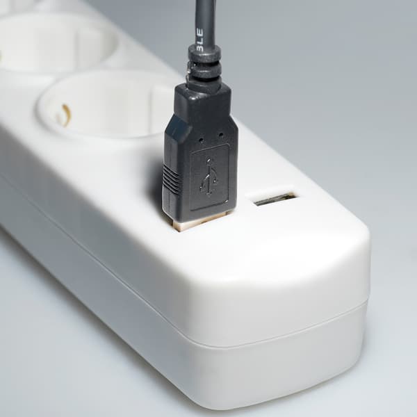 maxtrack nv56 strømstik med 3 stik og 2 USB-porte