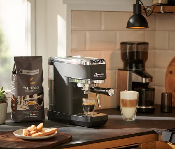 Tchibo Lapressa espressokone 15 bar 980 ml musta/hopea
