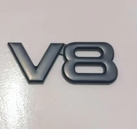 Emblem V8 svart metall  7,5 cm x 3,2 cm