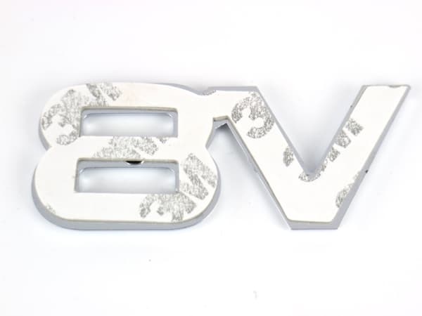 Emblem V8 svart metall  7,5 cm x 3,2 cm
