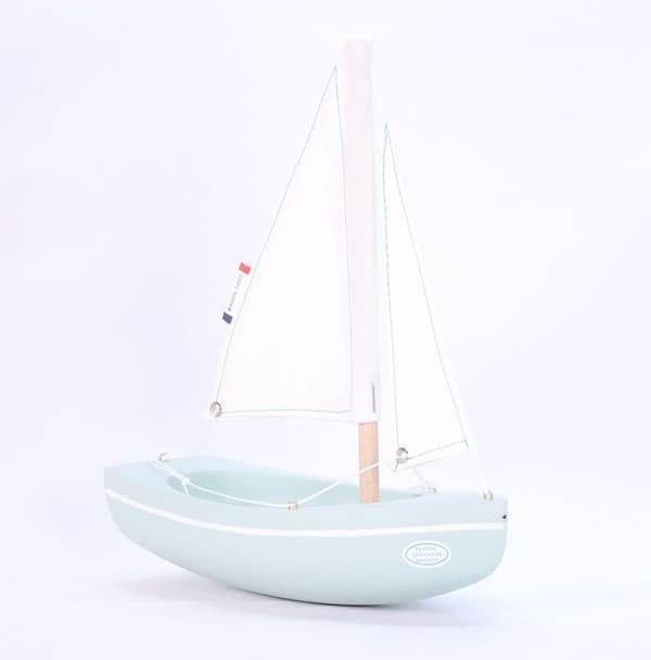 Maison Tirot - Le Sloop båt grönt vatten 21cm - TIROT