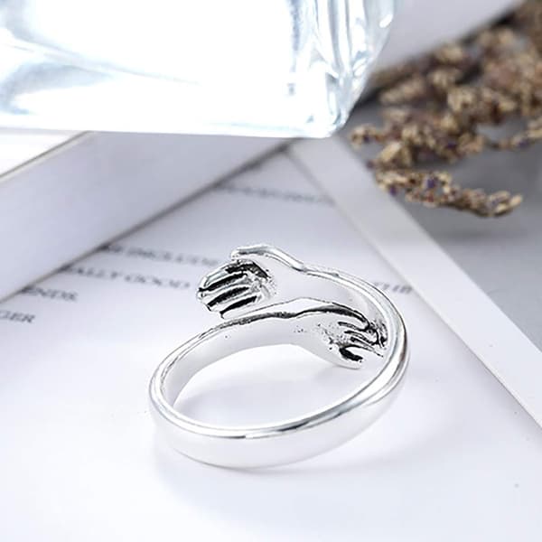 Fingerring med krammende hænder sølvfarvet 1-pack