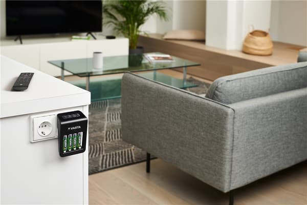 LCD Plug Charger+ (typ 57687) inkl. 4x AA 2100 mAh