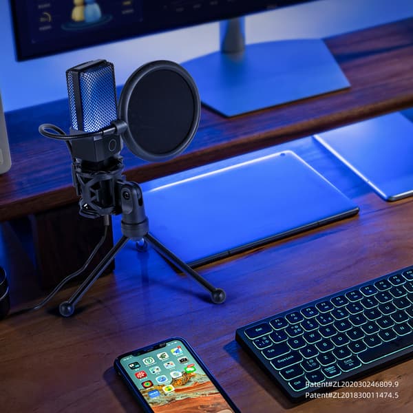 Svart skrivebordsmikrofon med RGB-belysning og USB-C-adapter