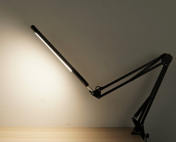 Skrivebordslampe med justerbar svingarm i sort