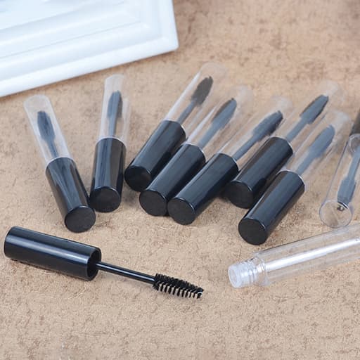 Tom mascarabeholder med øyenvippebørste Black 10 ml