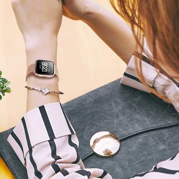Klokkerem til Fitbit Versa 3 / Sense i gullfarget rustfritt stål
