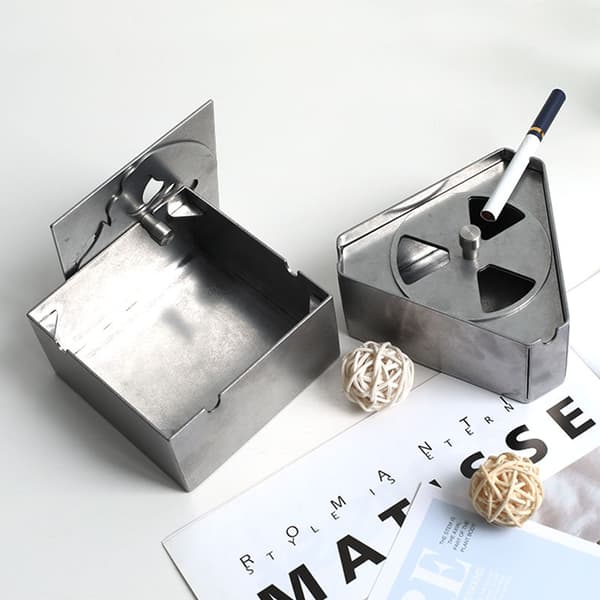 Snurrande askkopp i silver – Metallaskkopp med roterande lock Square