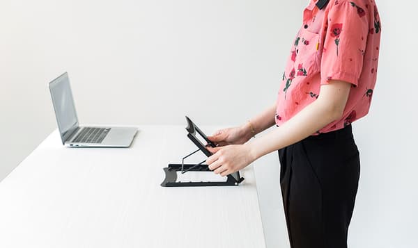 OFFICE Vikbart stativ i stål för laptop/surfplatta.