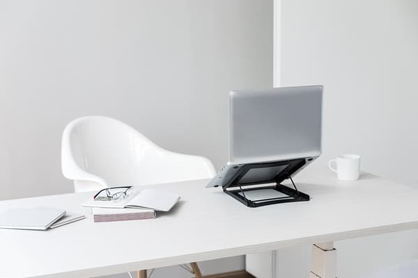 OFFICE Vikbart stativ i stål för laptop/surfplatta.