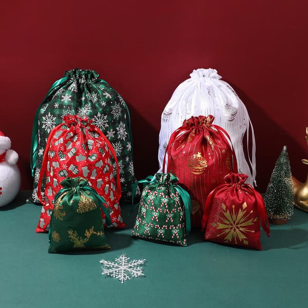Julebomullsvesker med snøring 20x30cm (2-pakning) - Gullstemplede festlige gaveposer