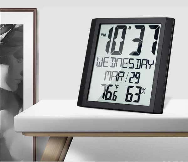 Stor digital väggklocka med datum och temperatur