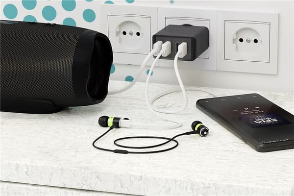 4-tie USB-laturi (30W) musta