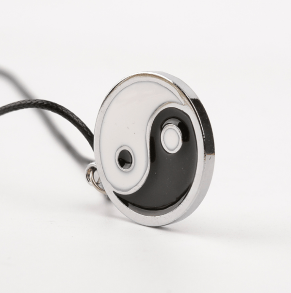 Halskæde med Yin Yang vedhæng Sort/hvid