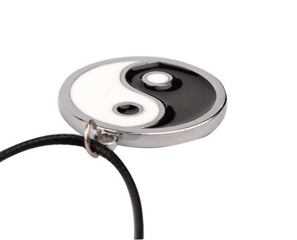 Halskæde med Yin Yang vedhæng Sort/hvid
