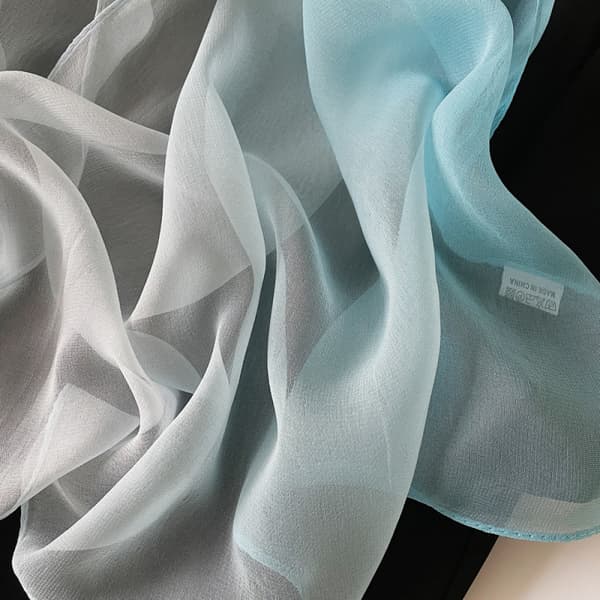 Shimmer Shawl: Elegant pärlchiffongscarf LightBlue