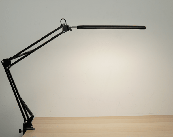 Skrivebordslampe med justerbar svingarm i sort