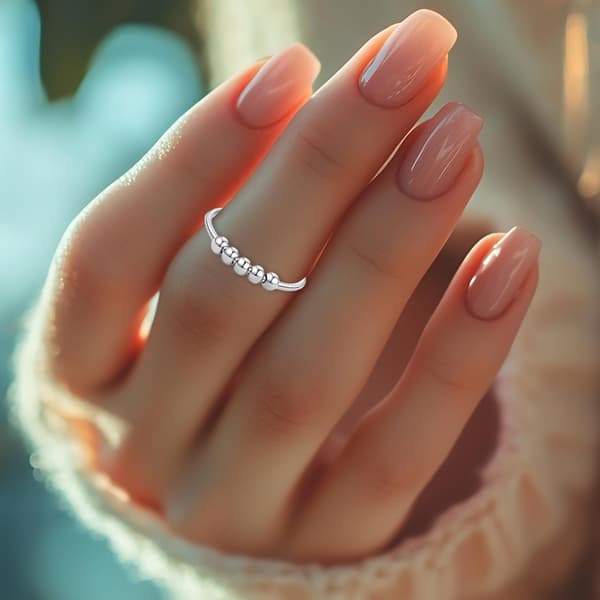Justerbar antistressring med roterbara pärlor Silver