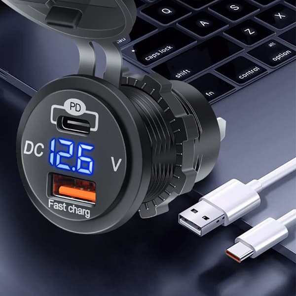 Hurtigopladende biloplader med voltmeter