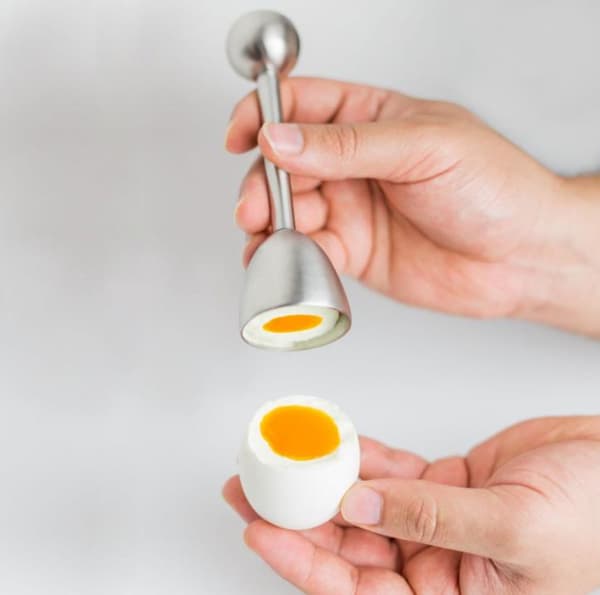 Eggeskjærer som kutter toppen av egget Silver