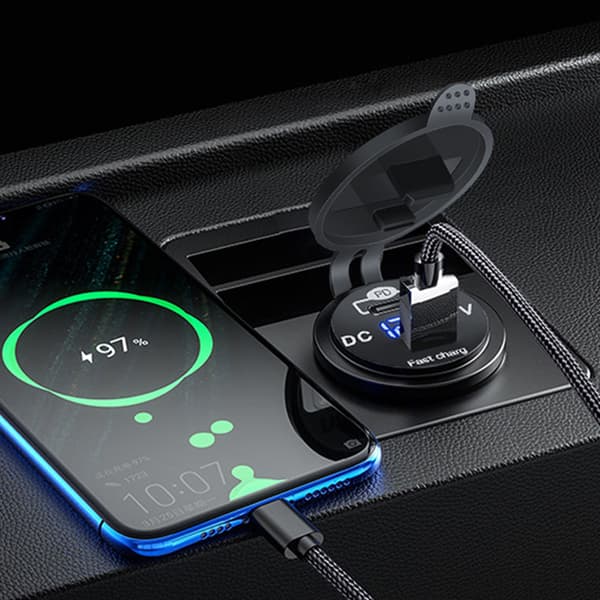Hurtigopladende biloplader med voltmeter