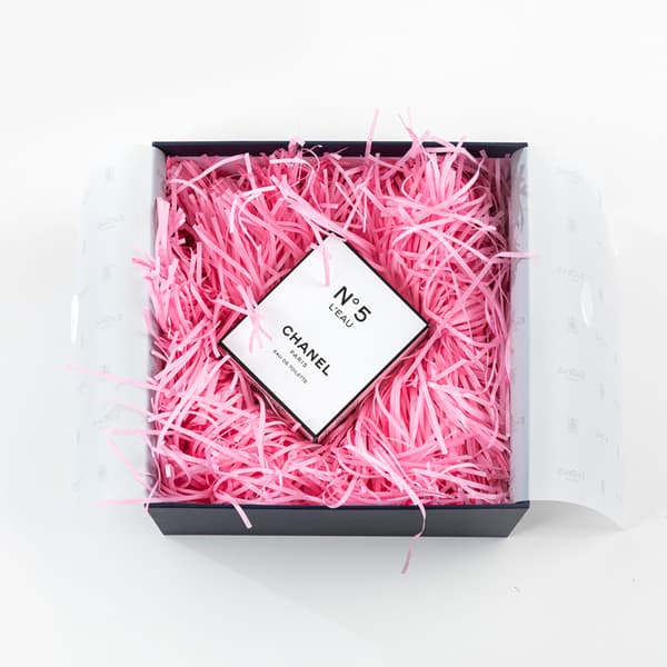 Rosa strimlat papper - 200g presentförpackningsfyllning Pink