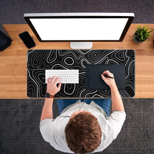 Stor musemåtte - Skrivebordspude med topografisk design Black M