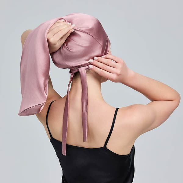 Justerbar lang silke sovehætte Pink