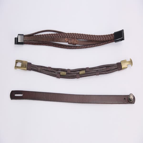 Nahkainen rannekorusarja, jossa 3 kpl DarkBrown