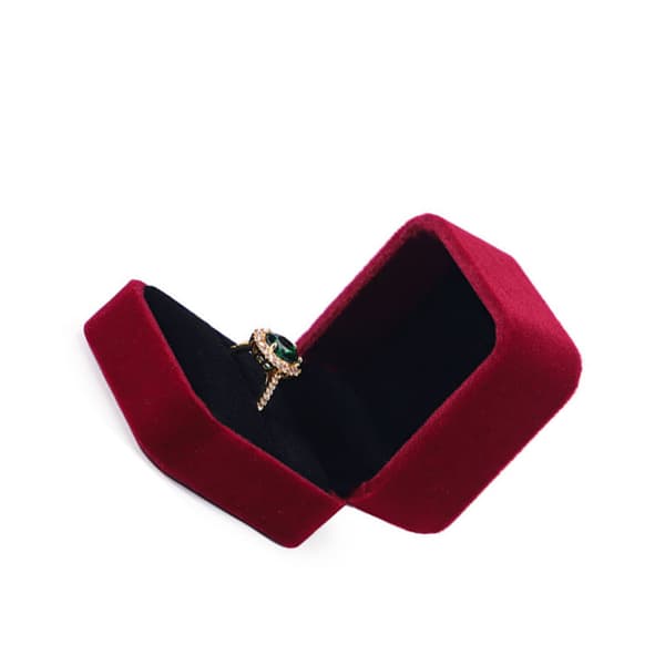 Korurasia sormukseen DarkRed