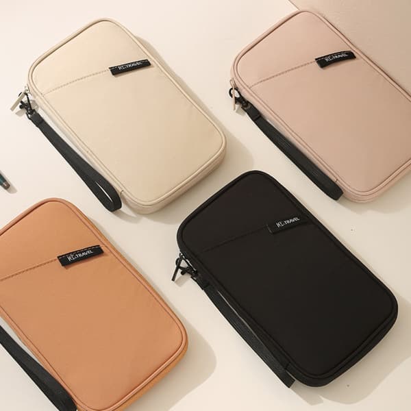 Resedokumentfodral – polyester passfodral med boardingpassficka, kortorganisatör och handledsrem Black